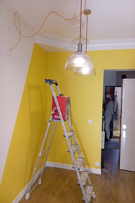travaux-peinture-cuisine-mur-jaune-echafaudage travaux-peinture-cuisine-mur-jaune-échafaudage