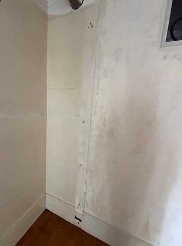 Avant travaux 1 -Dégât des eaux sur un mur intérieur Avant travaux 1 -Dégât des eaux sur un mur intérieur