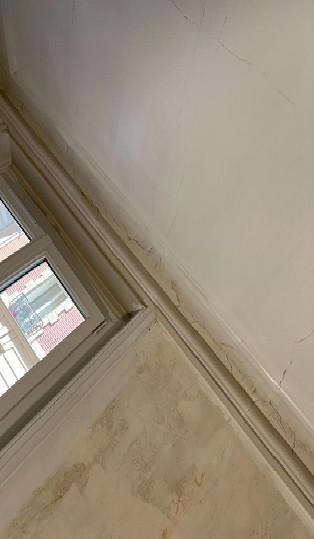 Avant travaux 3 – Plafond et murs dégradés par une infiltration d'eau
