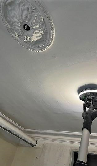 Avant travaux 5 – Plafond endommagé par une infiltration d'eau Avant travaux 5 – Plafond endommagé par une infiltration d'eau