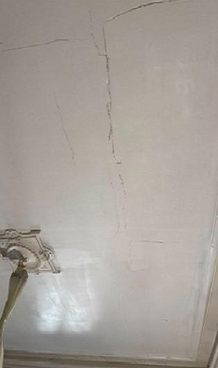 Avant travaux 6 – Fissures au plafond après un dégât des eaux Avant travaux 6 – Fissures au plafond après un dégât des eaux