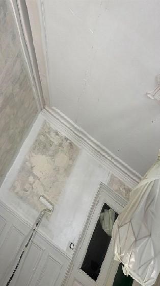Avant travaux 8 – Mur et plafond dégradés par un dégât des eaux Avant travaux 8 – Mur et plafond dégradés par un dégât des eaux