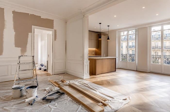 rénovation de salon haussmannien à Paris avant mise en vente